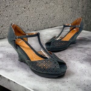 GENTLE Souls Hour Of Laser Cutout Peep Toe Sculptured Wedge Sandals Size 8.5